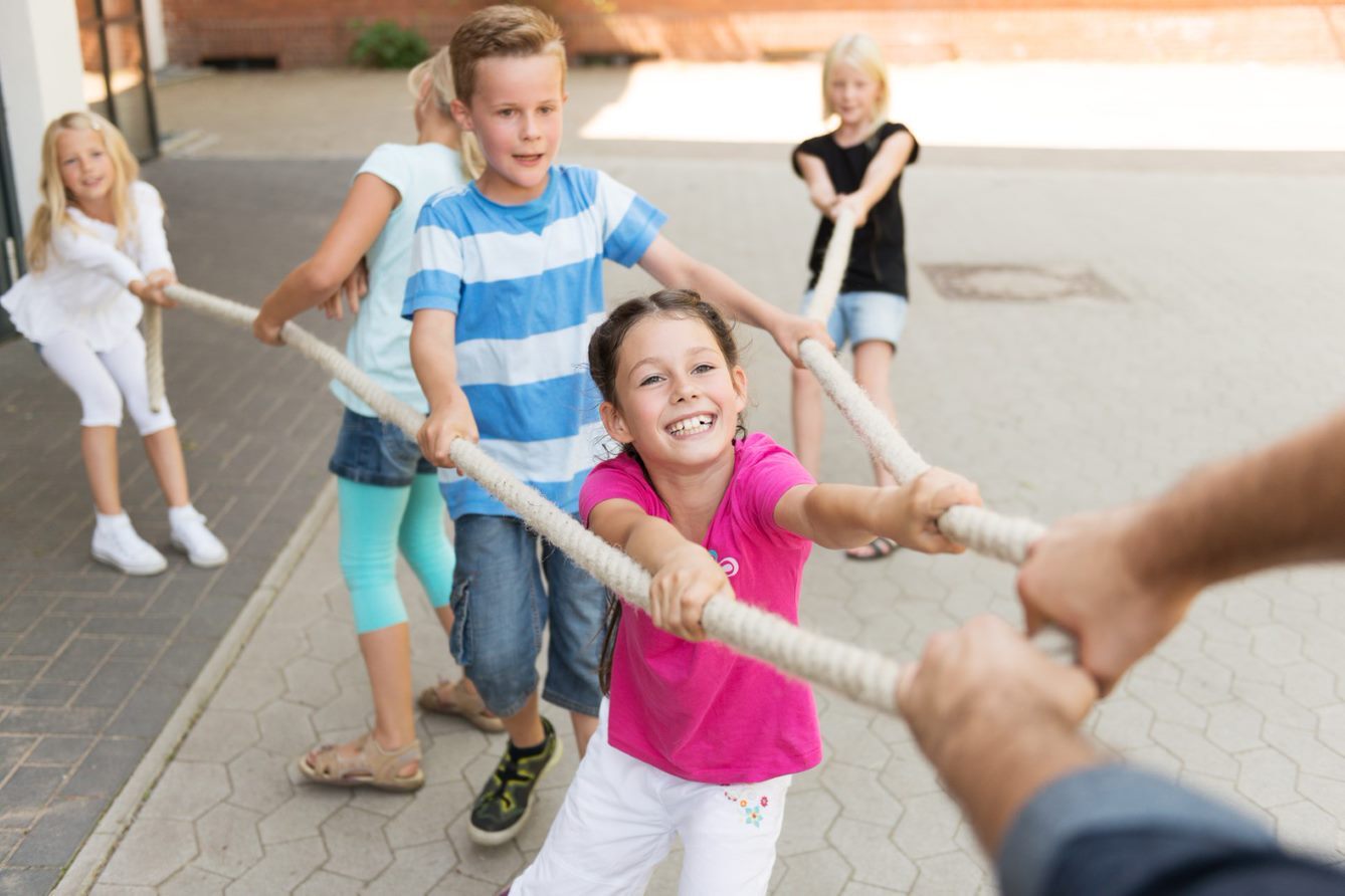 Kinder beim Tauziehen